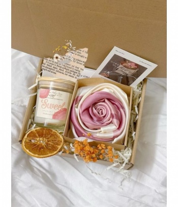 Set quà tặng cao cấp: khăn lụa & nến thơm – gói trọn yêu thương